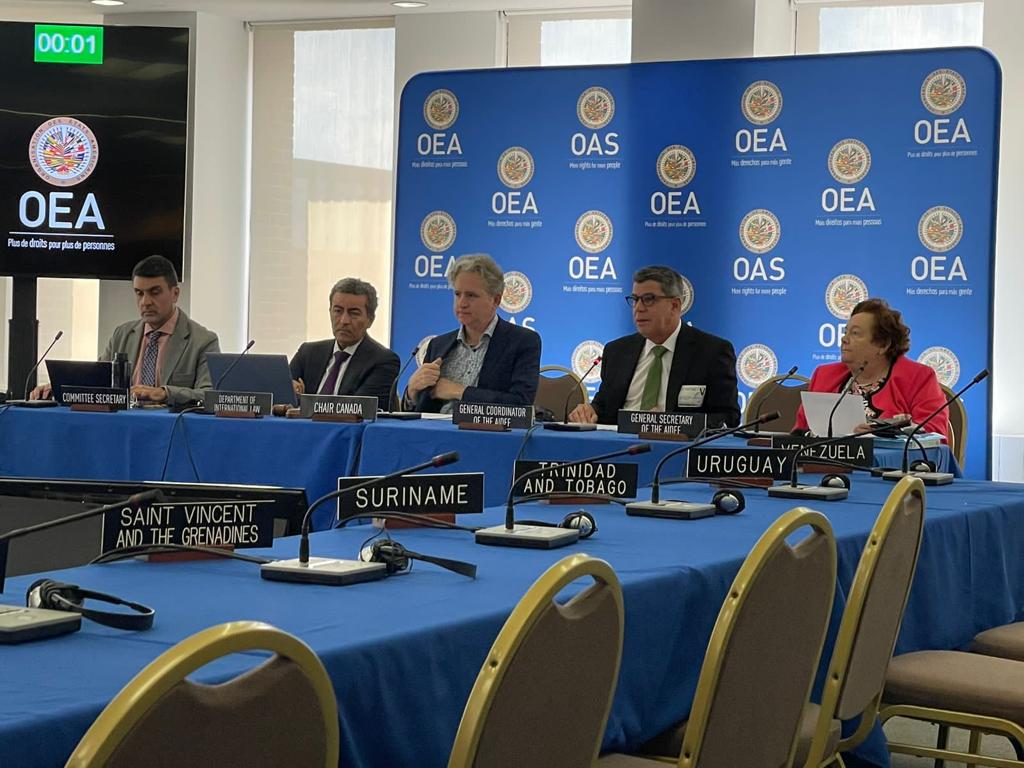 Imagen de representantes de la OEA reunidos alrededor de una mesa de trabajo