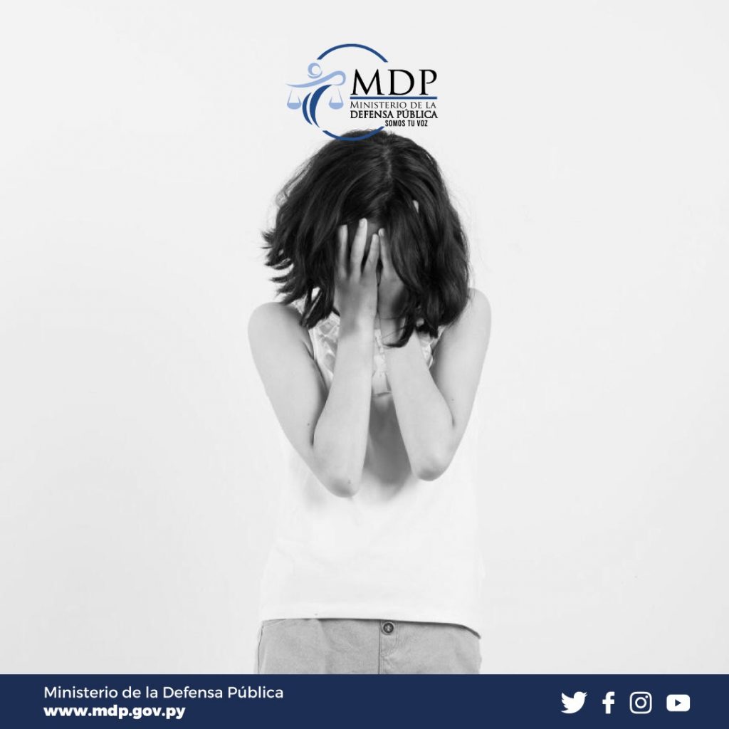 Imagen en blanco y negro de una niña arrodillada cubriendose los ojos