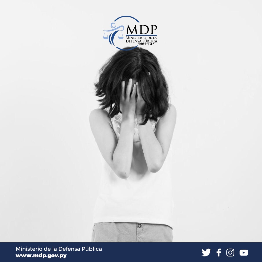 Imagen en blanco y negro de una niña arrodillada cubriendose los ojos