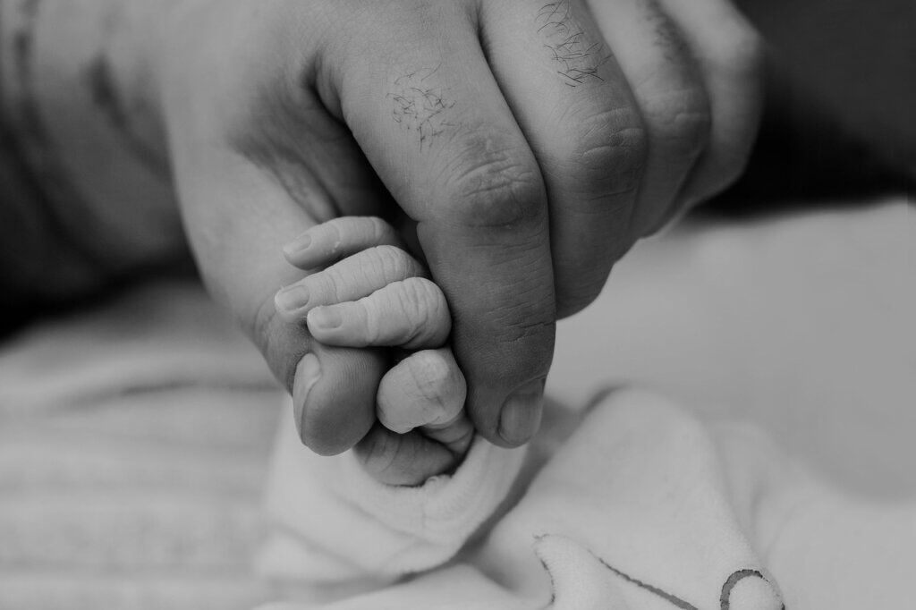 babys hand 3771123 1280